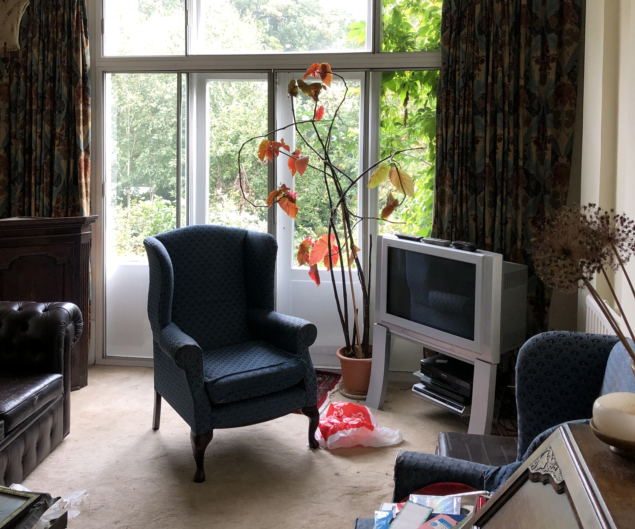 Before picture of an outdated living room